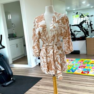 NWT Billabong kimono sleeve short robe.  Size S/M. Beige/white floral print.